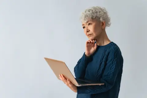 来年夫が定年を迎えるのに貯金は「350万円」しかありません…夫は仕事を続けて「手取り18万円」になるのですが、妻の私もパートで働いた方がよいのでしょうか？