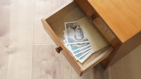 祖母が20年以上コツコツ貯めた「300万円」のタンス預金。自分ではもう使わないからとくれたのですが、このまま受け取ると税金はかかりますか？