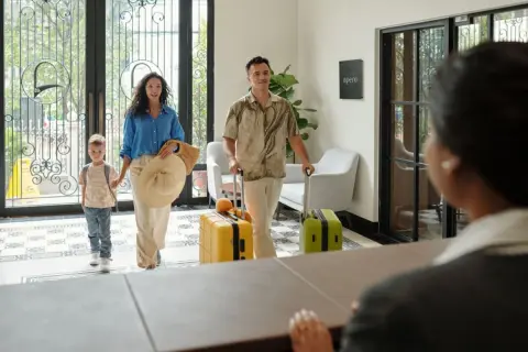 テーマパークに行くときは必ず「公式パートナーホテル」に泊まるという友人。春に一家4人で宿泊したらどのくらいかかる？