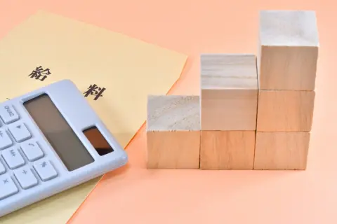 60代の母が再雇用による「年収150万円ダウン」を嘆いていました。減りすぎな気もしますが、それでも「年収300万円」あるのはすごいことなのでしょうか？