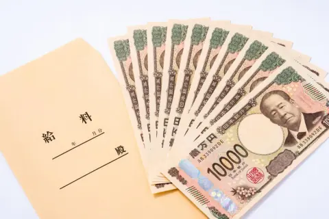 三井住友銀行が、大卒初任給を「30万円」に引き上げ！ 自分の初任給は「20万円」だったけど、新卒者が「優秀」だから優遇されてるの？ 引き上げの背景を解説