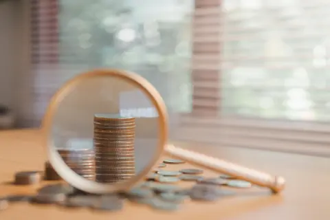 わが家は40代夫婦で貯金額は「200万円」ほどです。子どもの進学でお金がかかるのでもっと貯めたいのですが、40代夫婦の貯蓄額は平均どのくらいなのでしょうか？