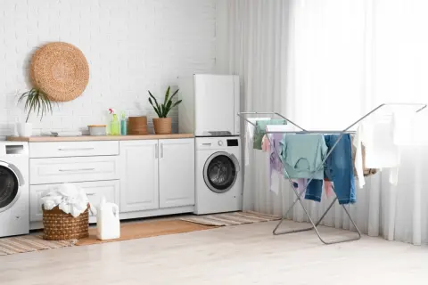 「浴室乾燥」と「除湿機」、効率よく洗濯ものを乾かすならどちらのコスパがよい？