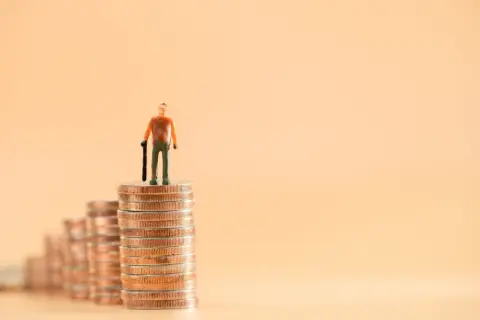 現在60歳で一人暮らしですが、貯金は「500万円」しかありません。これで老後生活はやっていけるのでしょうか？