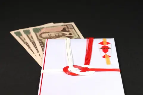 親戚の子が「小学生」になるので入学祝いを考えています。「5000円」を考えていますが少ないでしょうか？