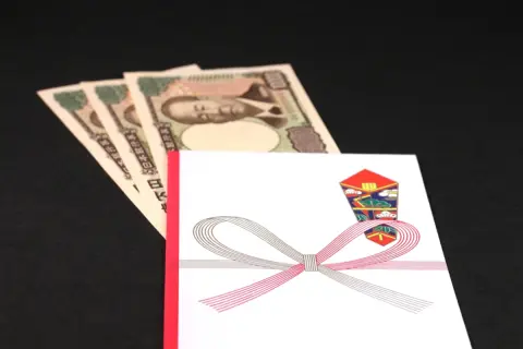 めいの大学入学祝いに「1万円」は少ない？ 親戚付き合いの“暗黙のルール”と、失礼にならない金額の相場を解説