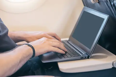 SNSで「新幹線でPCの音がうるさい」という投稿を発見！ 1200円追加で「仕事用の車両」を利用できるらしいけど、新幹線での仕事はマナー違反？ 対策もあわせて解説