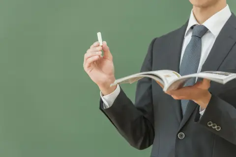 息子が名門大学に合格し「時給2900円」の塾講師バイトをすることに！ 夫は「税金が高くなる」と反対気味だけど、“親の税負担”は収入いくらから増える？ 特定扶養控除について解説