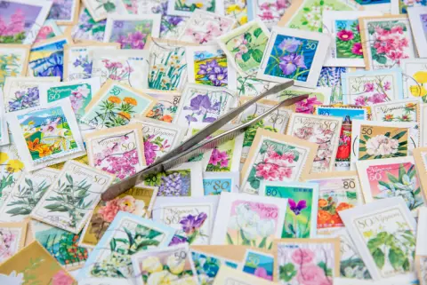 実家の押入れを整理していたら、小学生のときにためていた「切手」の山が…！古い切手にプレミアはつくのでしょうか？