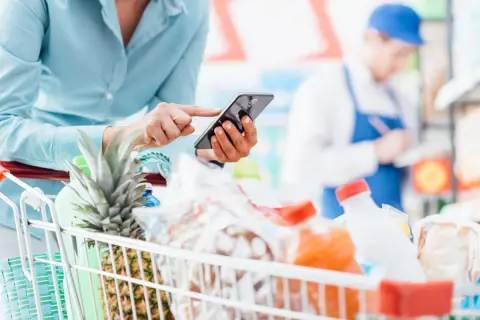 一人暮らしの食費が「6万円」なのですがあと「2万円」は減らしたいです。いい方法はありますか？