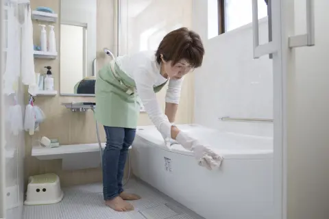 お風呂場の掃除には「洗剤」を使うべきですか？ 使う場合の年間費用はどれだけかかるのでしょうか？