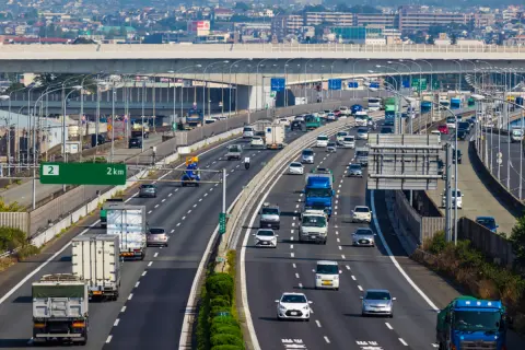 高速道路のバス停で「乗用車」が人を乗せていた！ 高速を降りなくて済むので「お得」かもしれないけど、一般車がバス停に入ると罰金のリスクが!? 問題点とあわせて解説