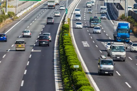 高速道路で「あおり運転」を目撃！ 罰則が強化されたはずだけど、実際減っている？ 遭遇したらどうすればいい？