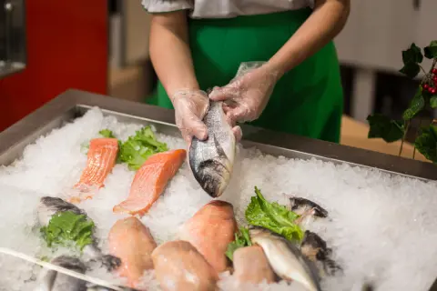 定年後にスーパーの鮮魚部門で働く場合、資格は必要？収入はどのくらい？