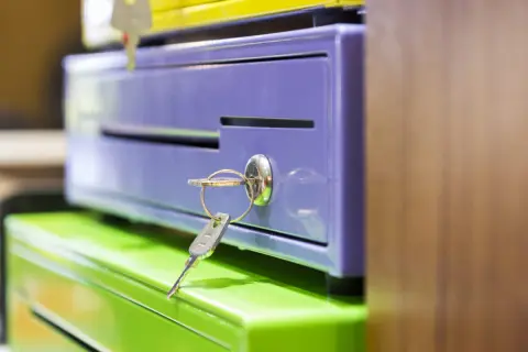 タンス預金を保管するために金庫を買った方がいい？ タンス預金のために金庫を買う場合の相場を解説