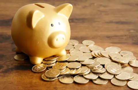 500円玉で「10万円」貯められる貯金箱がいっぱいになりました！ お札に換えたい場合、どこに持っていけば手数料が安いでしょうか？