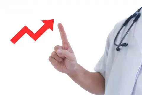 「医学部志望」の子どもが「浪人したい」と言い出しました。例えば「一浪」した場合、現役合格と比べ「生涯年収」はいくら低くなりますか？