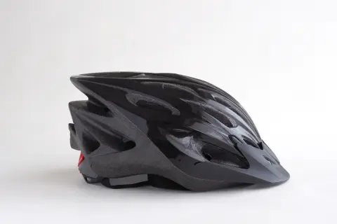 自転車に乗るときは「ヘルメットの着用」が義務化されたと思うのですが、最近かぶっている人をあまり見かけません。「罰則」などはないのでしょうか？