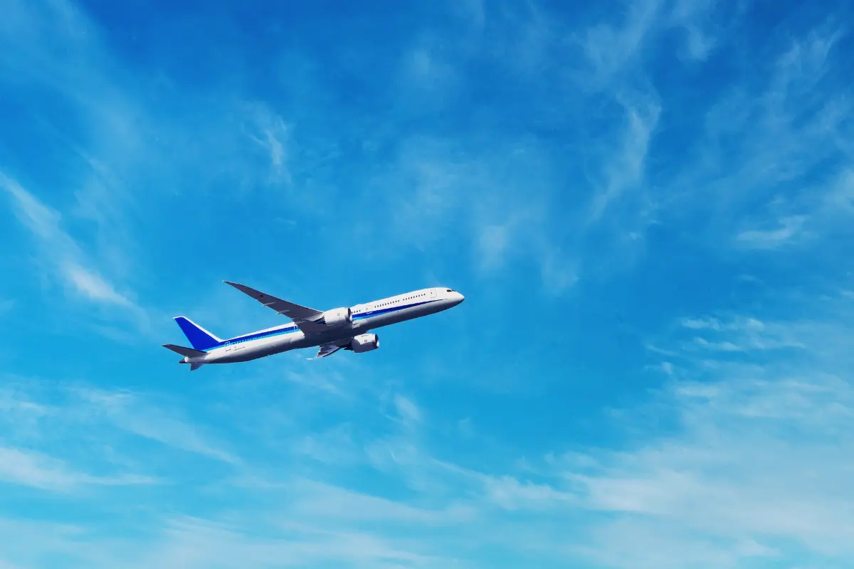 営業部に配属された同期は「出張」が多いようで、「マイルがたくさん貯まった！」と自慢していました。出張で得た「マイル」を自分のものにしても問題ないのでしょうか…？