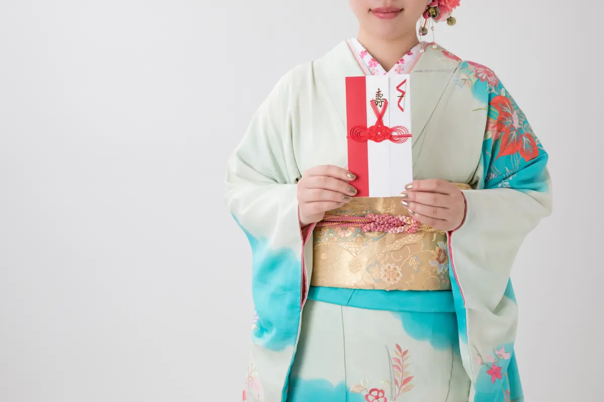 来年成人を迎える姪、「成人祝い」は「18歳」と「20歳」のどちらで贈るべきでしょうか？いくらくらい包むべきかも気になります。