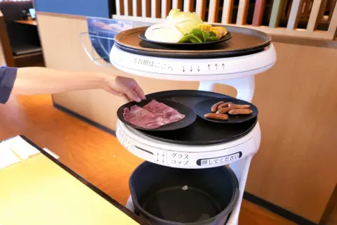 久しぶりに「ファミレス」へ行くと「ロボット」が配膳をしていて驚きました。例えば「時給1200円で人を雇う」場合と比べ、「配膳ロボット」を導入するとどのくらい「人件費の削減」になるのでしょうか？