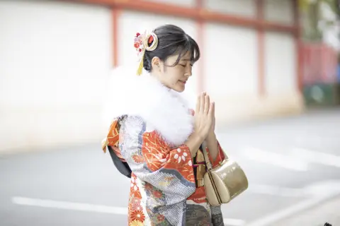 今年20歳になる娘は「来年の成人式では振袖を着たい」とのこと。ママ友に話すと「早く予約した方がいいよ！」といわれました。早く予約すれば「割引」もあるようですが、さすがに早すぎじゃないでしょうか…？