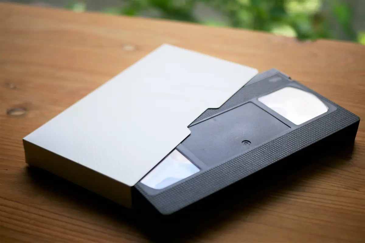 実家の押し入れには父が昔撮った「ホームビデオ」がたくさん眠っています。ビデオテープに「2025年問題」が迫っているという話を聞いたのですが、ホームビデオも見れなくなってしまいますか？「デジタル化」の方法や費用も知りたいです。