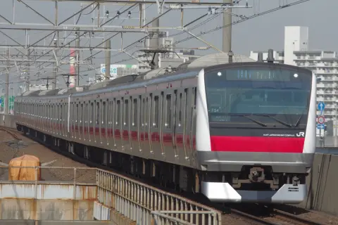 品川から舞浜に向かう途中、友人から「京葉線は有楽町で乗り換えた方が早いよ」と言われました。「有楽町乗り換え」など可能なのでしょうか？「運賃」はどうなりますか？