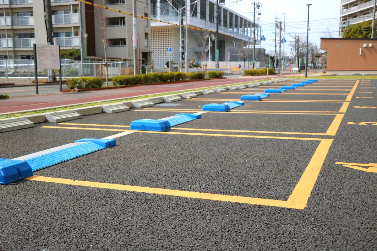 駐車場が「コインパーキング」のコンビニで買い物したところ、レジが行列で「無料時間」が過ぎてしまいました。遅れたのがお店の都合だとしても「駐車場代」は払わなければなりませんか…？