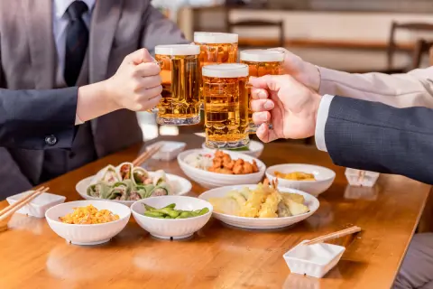 私はお酒が弱く、飲めないのに会社の飲み会で毎回「4000円以上」払うのが正直キツいです…。「自分の分だけ払う」のはやっぱり非常識でしょうか？