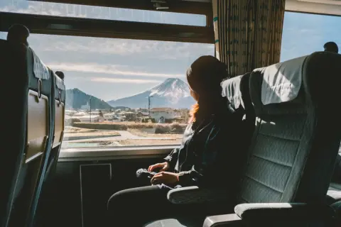 旅行の移動費をできるだけ安く抑えたいです。新幹線には「のぞみ」や「ひかり」などありますが、料金に違いはあるのでしょうか？