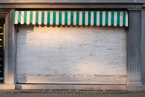 2024年の飲食店倒産件数は894件に……。 コロナ禍も明けて客数も増えていたはずなのになぜ？