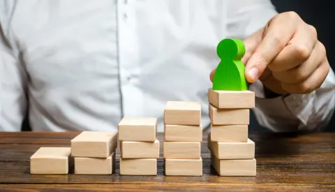 夫が課長から「部長」へ昇進するそうです。部長になると、現在よりも年収は増えるのでしょうか？