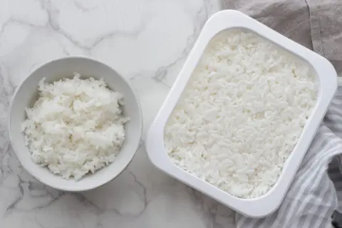 一人暮らしで「パックご飯」ばかり使っていますが、自炊のほうが節約になるのでしょうか？ 電気代を比較するとどちらがお得ですか？