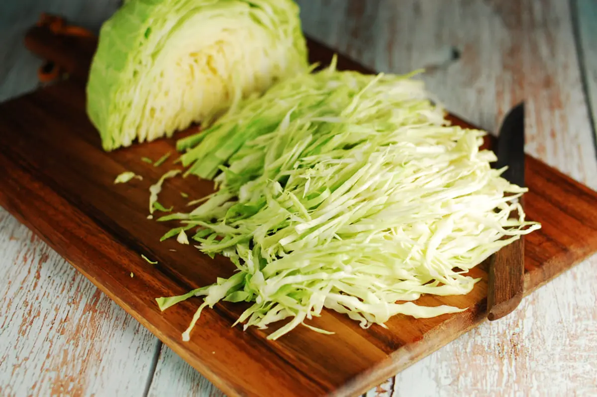 同僚は「袋入りの千切りキャベツ」で毎日の食物繊維をとっているそうです。月3000円はかかると思うのですが「キャベツ1玉」の方がお得ですよね？