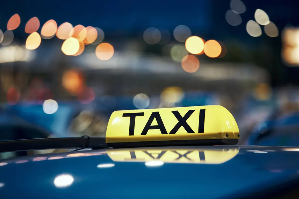 人手不足が原因でタクシー業の倒産件数が増えている？60歳から「タクシードライバー転職」をすれば人手不足解消に？