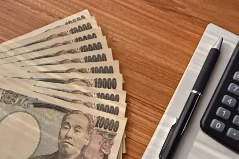 大学生の息子から、仕送りを「月8万→10万円」にしてほしいと連絡が！ 食費が「月5万円」らしいけど、平均と比べて高すぎる？「月10万円」だと贈与税もかかりますよね…？