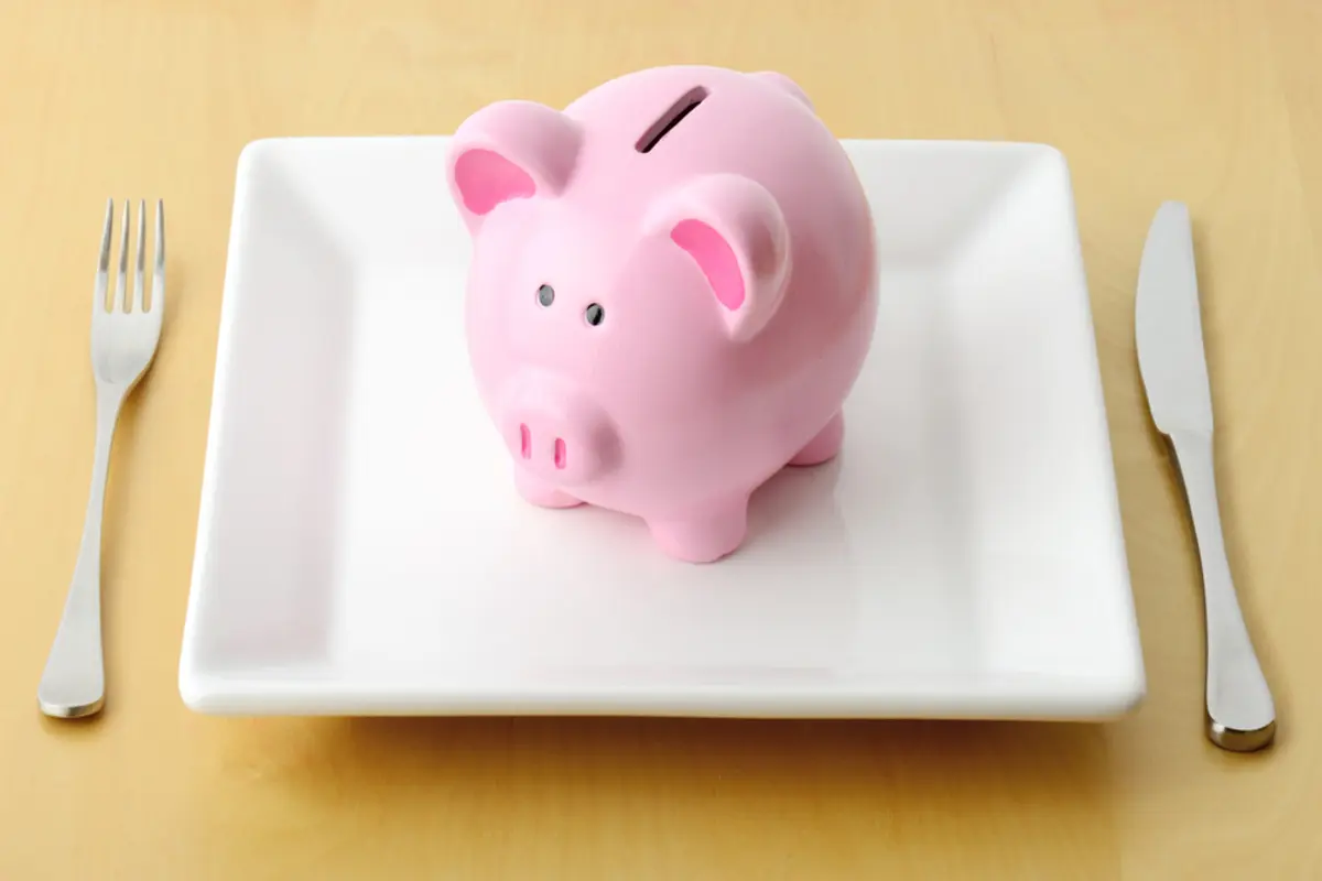 1人暮らしの友人の食費は月に「3万円」だそうです。私は「5万円」なのですが、使いすぎですか？