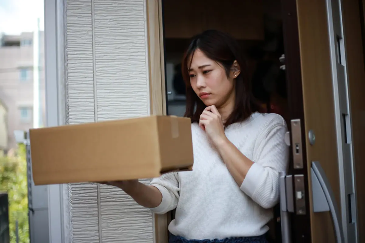 Amazonから代引きで届いた荷物に「覚えがない」と妻が言っています。もしかして詐欺？ 対処法は？