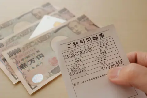 コンビニで「ATM手数料」を気にしない夫。1回「220円」でも1年でけっこうな額になると思いますが、かなり“もったいない”ですよね…？