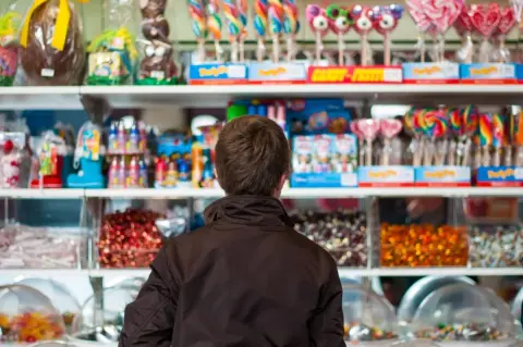 ショッピングモールの「駄菓子屋」では「20円」とか「50円」のお菓子がたくさん販売されていますが、これで「テナント料」を稼げるものなのでしょうか？