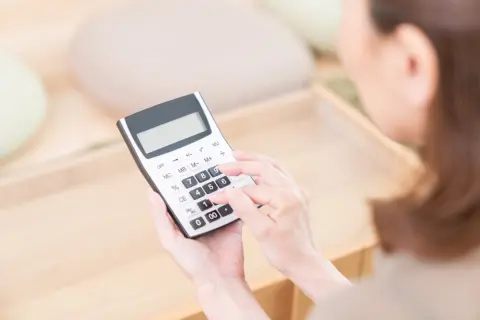 生涯独身を貫く予定のアラフォーです。「おひとりさま」で年金「月6万円」でも暮らしていけますか？ 「食費や冷暖房費」は削るべきでしょうか？