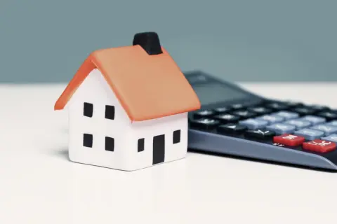 60代で持ち家はなく、ずっと「賃貸」で暮らしてきました。老後も家賃を払い続けるのは「リスク」が高いのでしょうか？