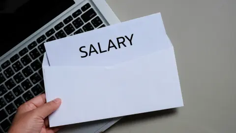 42歳で課長に任命され、年収700万円になりました。40代の平均年収より「100万円」くらい多いでしょうか？