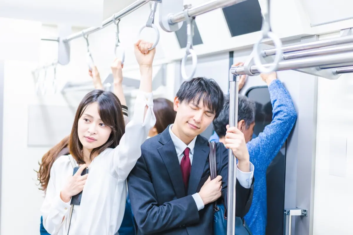 通勤時間帯の「グリーン車」が激混みで座れない…！ただの「高額立ち乗りスペース」にならずに座るためにはどうしたらいい？普通列車のグリーン券の買い方も解説