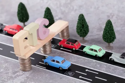 高速道路の走行中に「オービス」が光ったような気がします…違反切符はいつ頃届くのでしょうか？ペナルティーを受けた場合の反則金と違反点数も解説