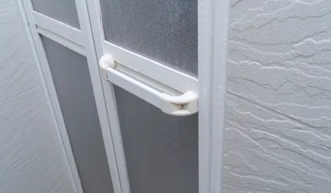 「浴室乾燥中」はドアを閉めるのが普通だと思っていましたが、開けたほうがいい場合もあるのでしょうか？ 2時間だけ使ったときの電気代の目安も知りたいです。