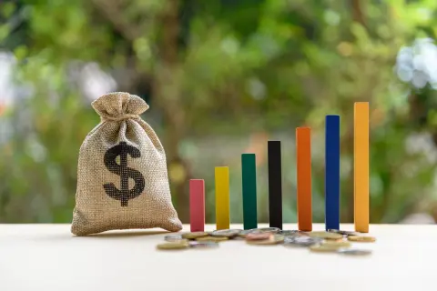 日本の「平均年収」はいくら？10年前からどう変化している？