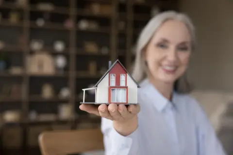 夫が定年し毎月「8万円」の家賃が負担に…もっと安い部屋に越したいけど、年齢を理由に賃貸物件の入居を断られることもある？