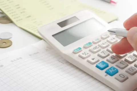 夫の転勤による引っ越しに加え、子どもの進学で必要教材を買ったら、貯金が30万円も減ってしまった！ パート先が決まるまでどのように家計管理したらいい？